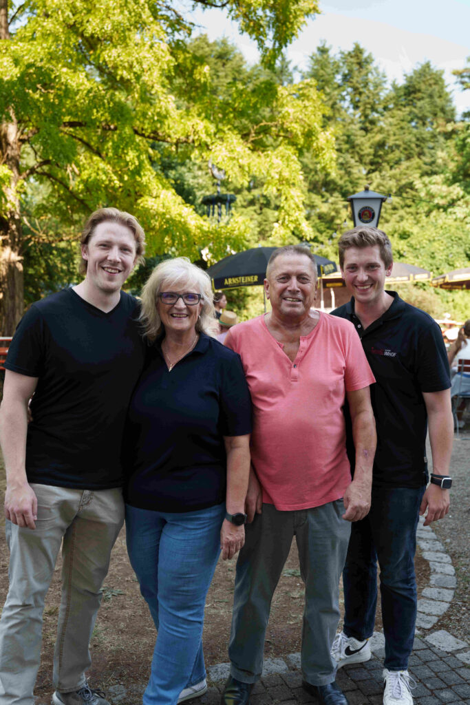 Familie Imhof im Biergarten des Hotel Imhof